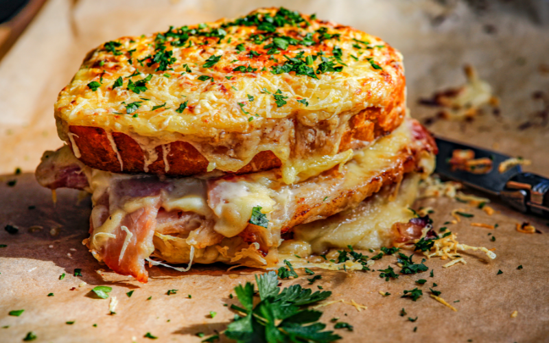 Croque monsieur de jambon à la raclette