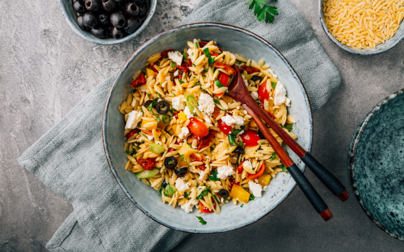 Salade de pâtes aux charcuteries et légumes croquants